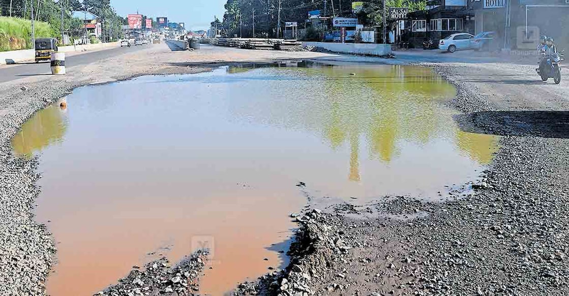 kollam-waterlogging-parippally-junction പാരിപ്പള്ളി ജംക്ഷനു സമീപത്തെ വെള്ളക്കെട്ട്.