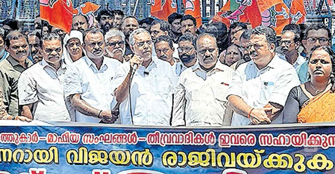 മുഖ്യമന്ത്രി പിണറായി വിജയൻ രാജിവയ്ക്കണമെന്നാവശ്യപ്പെട്ട് ബിജെപി ജില്ലാ കമ്മിറ്റി കൊല്ലം കലക്ടറേറ്റിലേക്ക് നടത്തിയ മാർച്ച് ദേശീയ വൈസ് പ്രസിഡന്റ് എ.പി. അബ്ദുല്ലക്കുട്ടി ഉദ്ഘാടനം ചെയ്യുന്നു. ചിത്രം: മനോരമ