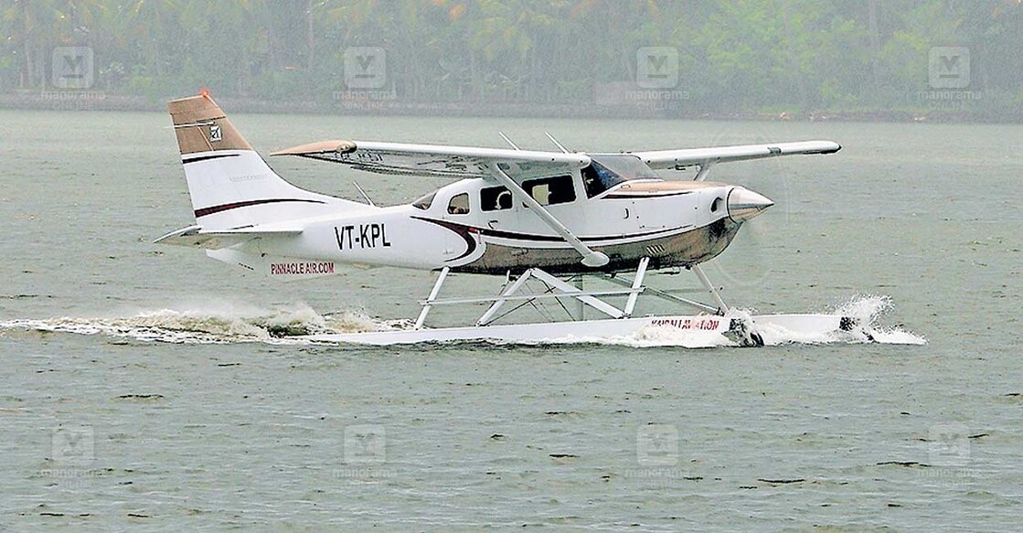 KOLLAM, KERALA:01/06/2013:Sea Plain 2013 ൽ കൊല്ലം അഷ്ടമുടി കായലിൽ നിന്ന് ജലവിമാനം ടേക്ക് ഓഫ് ചെയ്യാനൊരുങ്ങുന്നു. (ഫയൽ ചിത്രം)