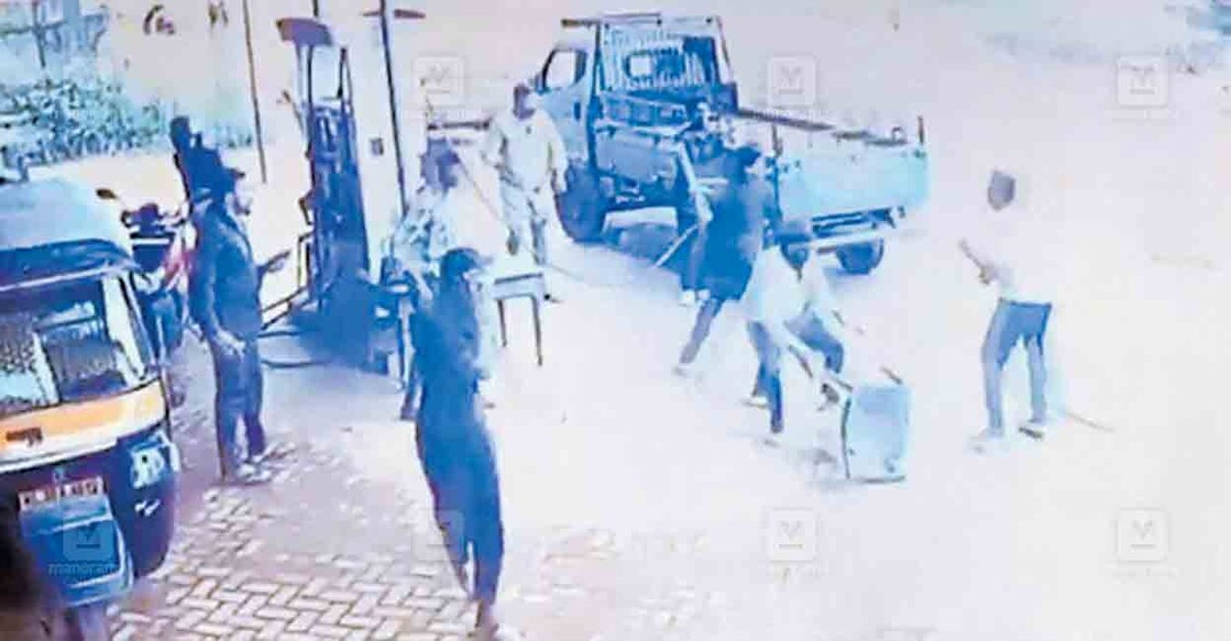 ചാത്തന്നൂർ പെട്രോൾ പമ്പ് ആക്രമണത്തിന്റെ സിസി ടിവി ദൃശ്യം.