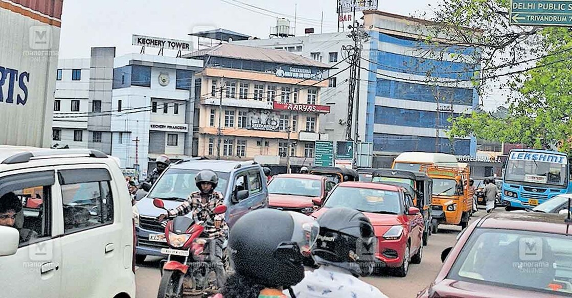 kollam-traffic ആന്ധ്രയിൽ നിന്ന് തീർഥാടകരുമായ എത്തിയ വാഹനം ഇന്നലെ ഉച്ചയോട പുനലൂർ ടിബി ജംക്ഷനിൽ മറ്റൊരു വാഹനവുമായി ഇടിച്ച് ഉണ്ടായ അപകടത്തെ തുടർന്ന് ഉണ്ടായ ഗതാഗത സ്തംഭനം കെഎസ്ആർടിസി മൈതാനിയിലേക്ക് വ്യാപിച്ചപ്പോൾ