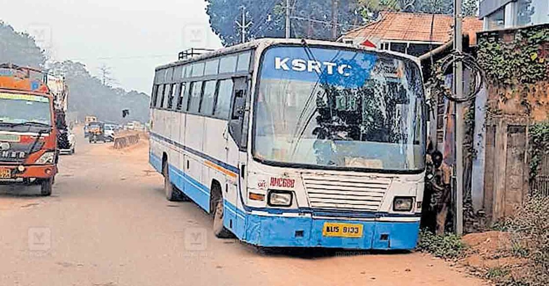 ksrtc-bus1 കല്ലുവാതുക്കൽ ജംക്ഷനു സമീപം ദേശീയപാതയിൽ സർവീസ് റോഡിലെ ഓടയുടെ മേൽ മൂടി പൊളിഞ്ഞു കെഎസ്ആർടിസി ബസ് അകപ്പെട്ട നിലയിൽ.