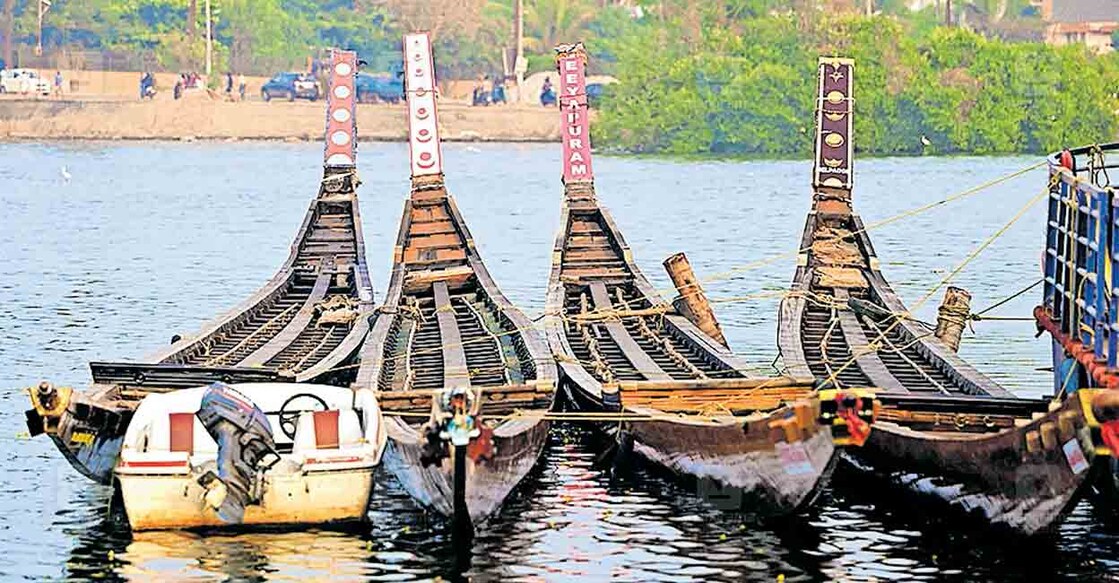 kollam-snake-boats ഇന്നു നടക്കുന്ന പ്രസിഡന്റ്സ് ട്രോഫി വള്ളംകളിക്കായി എത്തിച്ച വള്ളങ്ങൾ.
