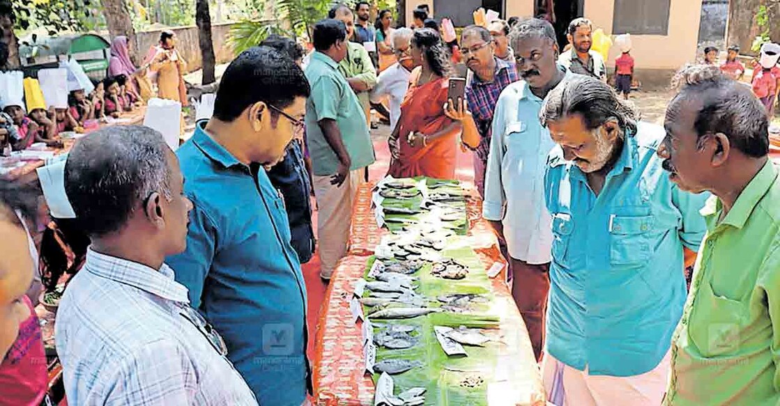 അഷ്ടമുടിക്കായലിന്റെ മത്സ്യ സമ്പത്തിന്റെ വൈവിധ്യങ്ങളുടെ പ്രദർശനത്തിലും ഭക്ഷ്യ മേളയിലും കവി കുരീപ്പുഴ ശ്രീകുമാർ പങ്കെടുത്തപ്പോൾ.