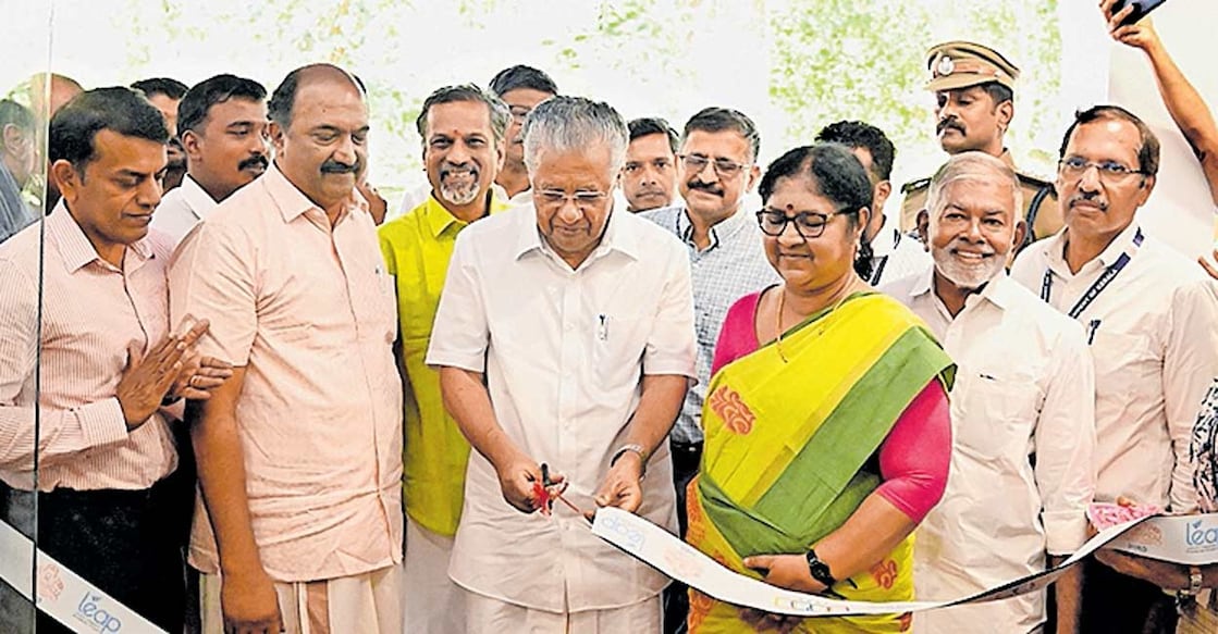 കൊട്ടാരക്കര ഐഎച്ച്‌ആർഡി എൻജിനീയറിങ്‌ കോളജിലെ ക്യാംപസ്‌ ഇൻഡസ്‌ട്രിയൽ പാർക്കും 
ആർ ആൻഡ് ഡി കേന്ദ്രവും മുഖ്യമന്ത്രി പിണറായി വിജയൻ ഉദ്‌ഘാടനം ചെയ്യുന്നു. മന്ത്രിമാരായ 
കെ.എൻ.ബാലഗോപാൽ, ആർ.ബിന്ദു തുടങ്ങിയവർ സമീപം.  
