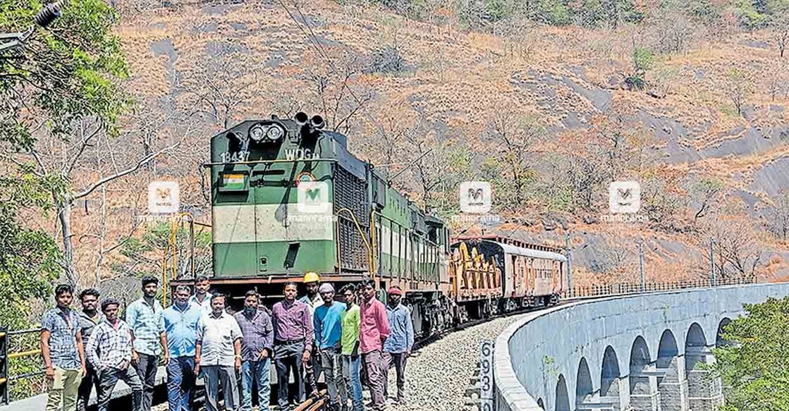 ചെങ്കോട്ട –പുനലൂർ റെയിൽ പാതയിൽ ഇന്നലെ വയറിങ് ജോലികൾ പൂർത്തിയാക്കിയ കഴുതുരുട്ടി 13 കണ്ണറപ്പാലത്തിൽ റെയിൽവേ ഇലക്ട്രിഫിക്കേഷൻ ഡപ്യൂട്ടി ചീഫ് ഇലക്ട്രിക്കൽ എൻജിനീയർ റോഹന്റെ നേതൃത്വത്തിൽ ചെന്നൈയിൽ നിന്നെത്തിയ സംഘം പരിശോധനയ്ക്കെത്തിയപ്പോൾ  