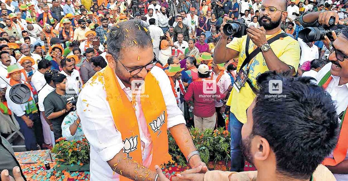 6bjp കേരള പദയാത്രയുടെ ഭാഗമായി ചിന്നക്കടയിൽ നടന്ന പൊതുസമ്മേളനത്തിൽ ഉദ്ഘാടകനായ ബിജെപി ദേശീയ സെക്രട്ടറി അനിൽ ആന്റണി ജാഥാ ക്യാപ്റ്റൻ കെ.സുരേന്ദ്രനെ സ്വീകരിക്കുന്നു.