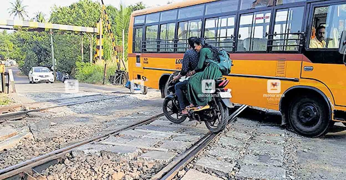 മൈനാഗപ്പള്ളി ലെവൽക്രോസിൽ റെയിൽപാളങ്ങളുടെ 
കോൺക്രീറ്റ് കട്ടകൾ ഇളകിയ നിലയിൽ.  
