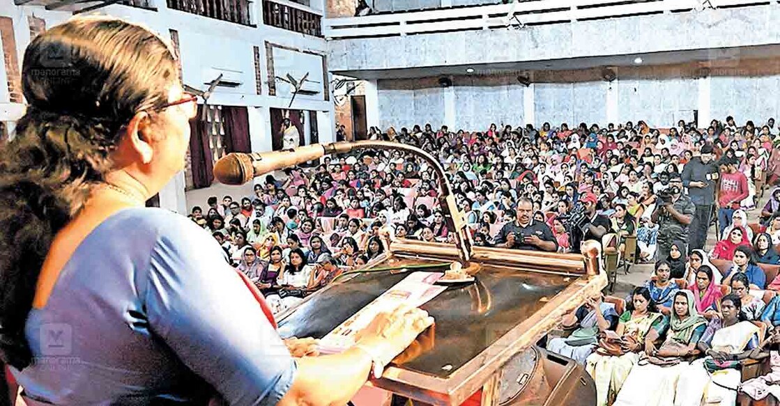 kollam-j-chinju-rani ലോക വനിതാദിനത്തിന്റെ ഭാഗമായി കേരള അസോസിയേഷൻ ഫോർ റൂറൽ ഡെവലപ്മെന്റിന്റെ നേതൃത്വത്തിൽ കൊല്ലത്ത് നടന്ന ഉണർവ് വനിത സംരംഭകമേള മന്ത്രി ജെ.ചിഞ്ചുറാണി ഉദ്ഘാടനം ചെയ്യുന്നു.