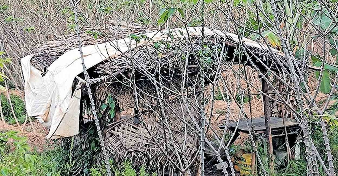 ഇട്ടിവ കാട്ടാംപള്ളി പെരുംങ്കുളത്ത് ഏലായിൽ കാട്ടു പന്നികളെ തുരത്താൻ രാത്രി കാവലിരിക്കാൻ കൃഷി സ്ഥലത്ത് നിർമിച്ച കുടിലുകളിലൊന്ന്  