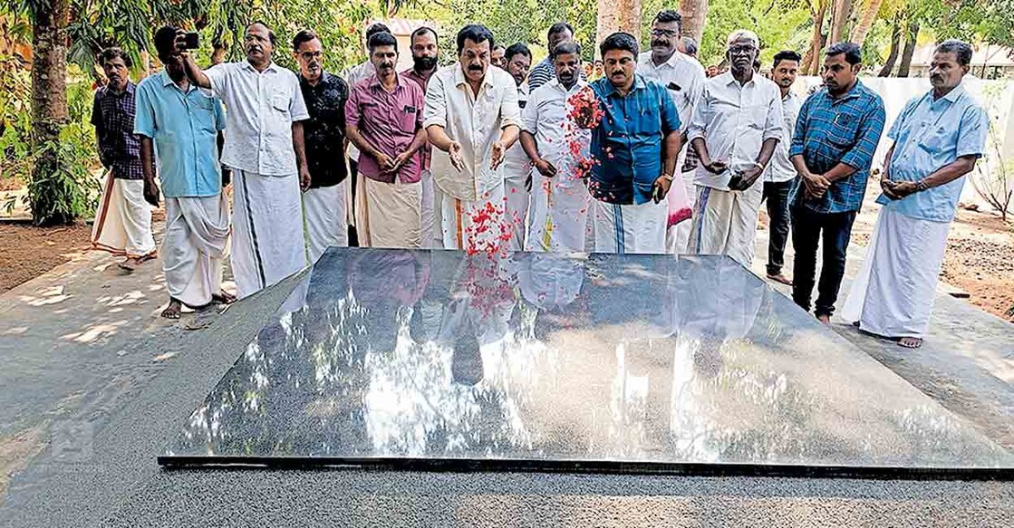 ചവറയിൽ പര്യടനത്തിന് എത്തിയ കൊല്ലം പാർലമെന്റ് എൽഡിഎഫ് സ്ഥാനാർഥി എം.മുകേഷ്  പന്മന ആശ്രമത്തിൽ കുമ്പളത്ത് ശങ്കു പിള്ള സ്മൃതി കുടീരത്തിൽ പുഷ്പാർച്ചന നടത്തുന്നു. സുജിത്ത് വിജയൻ പിള്ള എംഎൽഎ സമീപം.