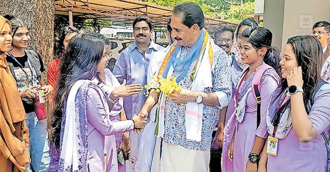 kollam-nk-premachandran
കൊല്ലം ശ്രീനാരായണ വിമൻസ് കോളജിലെത്തിയ
എൻ.കെ.പ്രേമചന്ദ്രനെ വിദ്യാർഥികൾ കണിക്കൊന്ന നൽകി
സ്വീകരിച്ചപ്പോൾ.