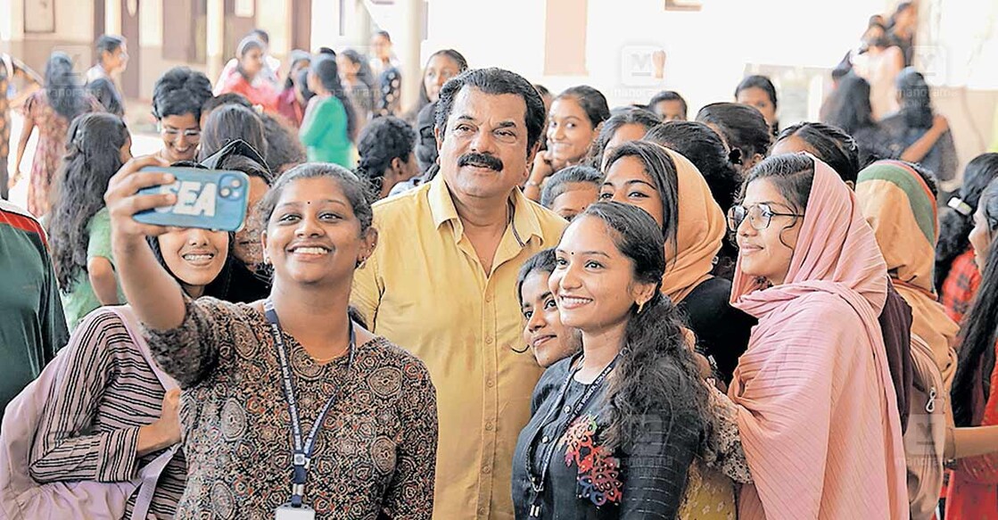 കൊല്ലം ലോക്സഭ മണ്ഡലത്തിലെ എൽഡിഎഫ് സ്ഥാനാർഥി എം.മുകേഷ് ക്യാംപസ് പര്യടനത്തിന്റെ ഭാഗമായി എസ്എൻ വനിതാ കോളജിലെത്തിയപ്പോൾ  വിദ്യാർഥികൾ സ്ഥാനാർഥിക്കൊപ്പം നിന്ന് സെൽഫിയെടുക്കുന്നു.  