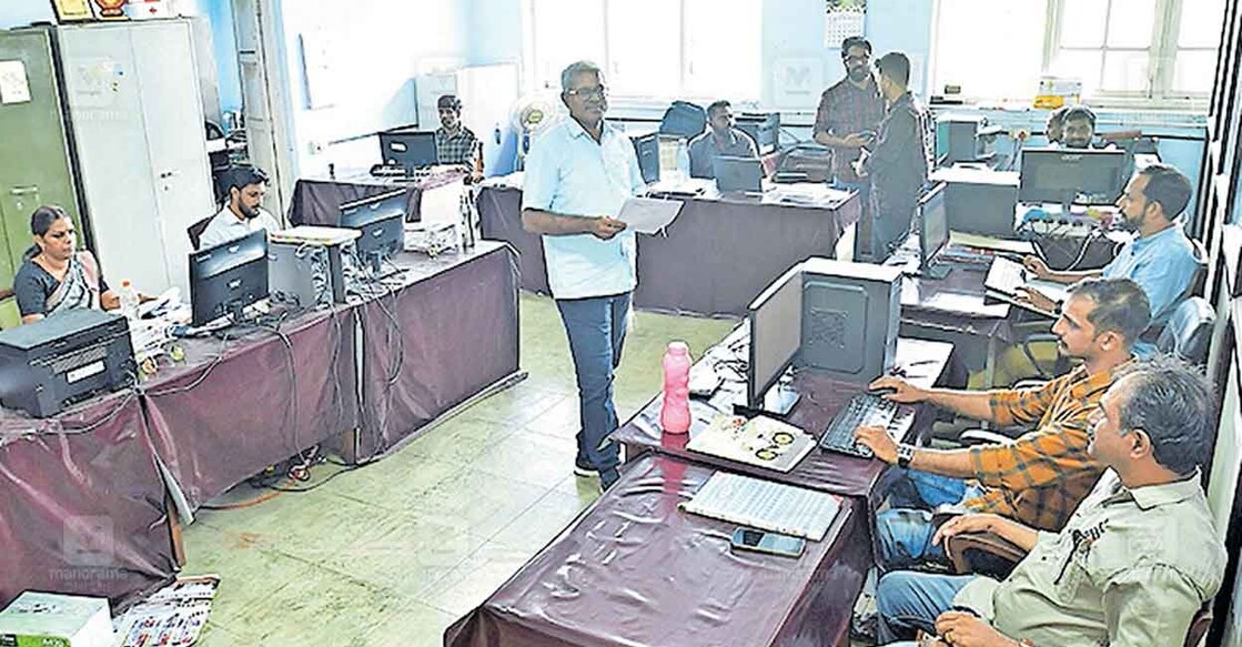 kollam-election കൊല്ലം തിരഞ്ഞെടുപ്പു വിഭാഗം ഓഫിസിൽ ഇലക്ഷൻ ഡപ്യട്ടി കലക്ടർ ജേക്കബ് സഞ്ജയ് ജോണിന്റെ നേതൃത്വത്തിൽ തിരഞ്ഞെടുപ്പു പ്രവർത്തനത്തിൽ.