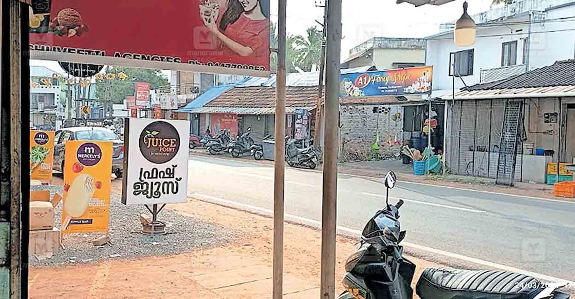 kollam-kochu-kuttippuram-junction
അപകടം നടന്ന പുതിയകാവ്–ചക്കുവള്ളി റോഡിൽ കൊച്ചുകുറ്റിപ്പുറം ജംക്ഷൻ