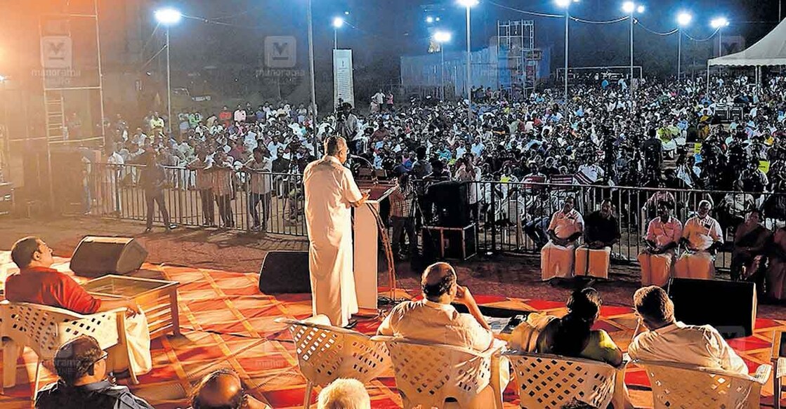 kollam-pinarayi-vijayan ഭരണഘടന സംരക്ഷണ സമിതി സംഘടിപ്പിച്ച പൗരത്വ സംരക്ഷണ സദസ്സ് മുഖ്യമന്ത്രി പിണറായി വിജയൻ ഉദ്ഘാടനം ചെയ്യുന്നു.