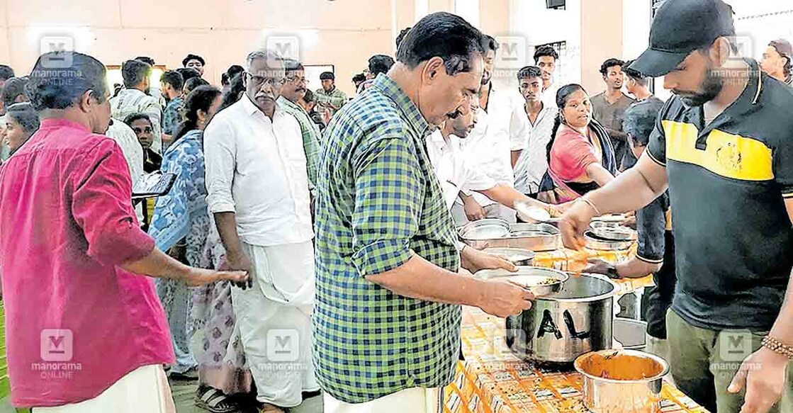 ദുഃഖവെള്ളി പ്രാർഥനകളിൽ പങ്കെടുക്കാൻ എത്തിയ യുഡിഎഫ് സ്ഥാനാർഥി എൻ.കെ.പ്രേമചന്ദ്രൻ ഭക്ഷണത വിതരണത്തിൽ പങ്കെടുക്കുന്നു .  
