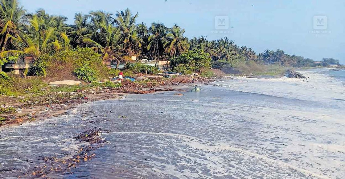 kollam-sea-attack ചവറ കരിത്തുറയിൽ ഇന്നലെ വൈകിട്ട് ഉണ്ടായ കടൽകയറ്റം. പുത്തൻതുറ, കോവിൽത്തോട്ടം 132, പൊന്മന എന്നിവിടങ്ങളിൽ ശക്തമായ
കടൽക്കയറ്റമാണ് അനുഭവപ്പെട്ടത്. കടൽഭിത്തിയില്ലാത്ത ഇടങ്ങളിൽ വെള്ളം കരയിലേക്ക് ഇരച്ചുകയറി പലഭാഗങ്ങളിലും വെള്ളക്കെട്ട്
രൂപപ്പെട്ടിട്ടുണ്ട്.