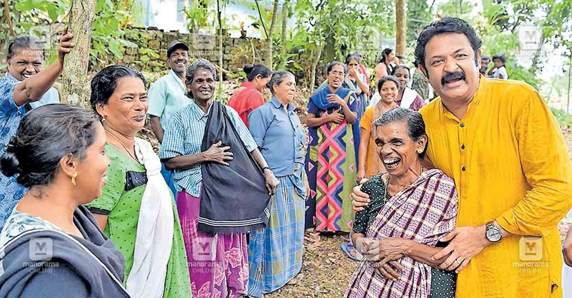 kollam-nda-1 കൊല്ലം മണ്ഡലം എൻഡിഎ സ്ഥാനാർഥി ജി.കൃഷ്ണകുമാർ പുനലൂർ കരവാളൂർ പൊയ്കമുക്കിൽ തൊഴിലുറപ്പ് തൊഴിലാളികളോട് വോട്ട് അഭ്യർഥിക്കുന്നു. ചിത്രം: അരവിന്ദ് വേണുഗോപാൽ/മനോരമ