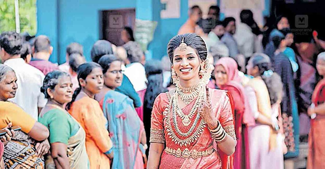 kollam-bride വിവാഹ മുഹൂർത്തത്തിനു മുൻപ് കരുനാഗപ്പള്ളി ആലപ്പാട്
ശക്തപറമ്പ് ഗവ. എൽപി സ്കൂളിലെ 117–ാം നമ്പർ പോളിങ്
ബൂത്തിലെത്തി വോട്ട് ചെയ്തിറങ്ങുന്ന അഞ്ജലി സജീവൻ.
