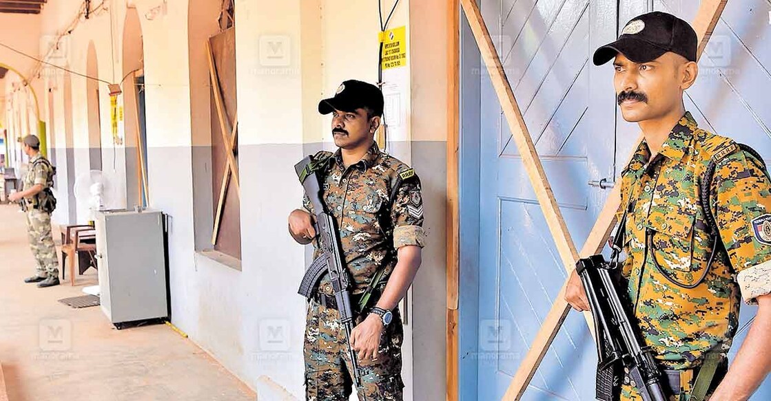 st-aloysius-school വോട്ടിങ് യന്ത്രങ്ങൾ സൂക്ഷിച്ചിരിക്കുന്ന കൊല്ലം സെന്റ് അലോഷ്യസ് സ്കൂളിലെ സ്ട്രോങ് റൂമിൽ കാവൽ നിൽക്കുന്ന കേരള പൊലീസിന്റെ ആർആർആർഎഫ് സംഘം. ചിത്രം: മനോരമ