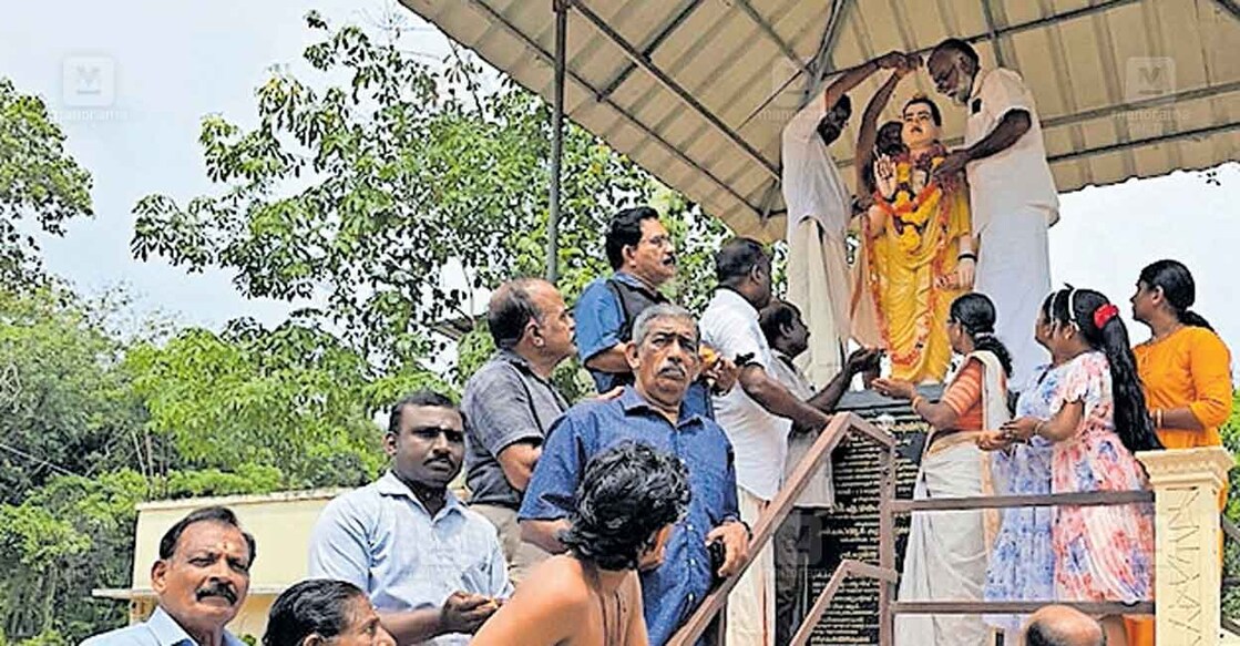 basaveshwar-jayanti ബസവേശ്വര ജയന്തിയുടെ ഭാഗമായി ശാസ്താംകോട്ട ഭരണിക്കാവ് ബസവേശ്വര സാംസ്കാരിക നിലയത്തിലെ ബസവേശ്വര പ്രതിമയിൽ ഓൾ ഇന്ത്യ വീരശൈവ മഹാസഭ സംസ്ഥാന പ്രസിഡന്റ് ടി.പി.കുഞ്ഞുമോൻ പുഷ്പഹാരം അർപ്പിക്കുന്നു.