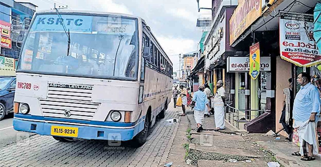 കുന്നിക്കോട് ബസ് ബേയിൽ കാത്തിരിപ്പ് കേന്ദ്രമില്ലാത്തതിനാൽ ബസ് കാത്ത് നിൽക്കുന്നവർ.  