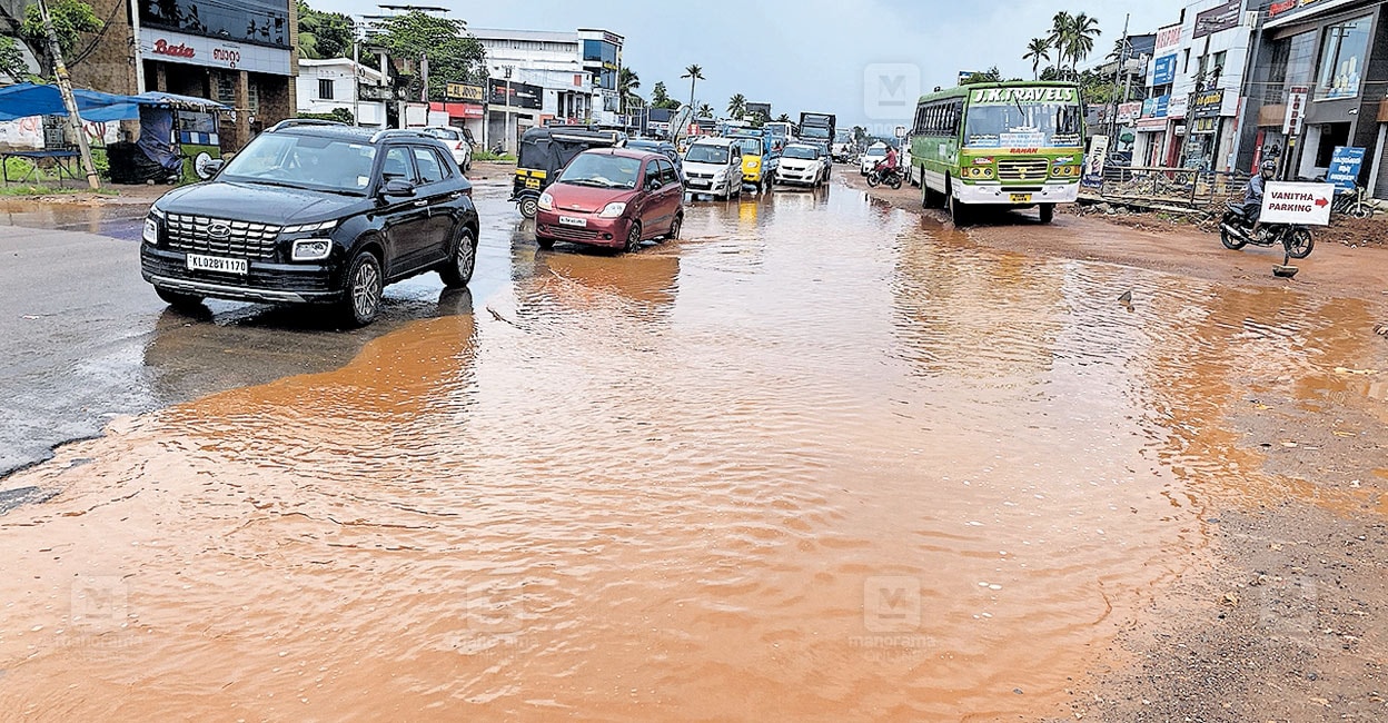 ദേശീയപാതയിൽ ‘സർക്കസ് ’ യാത്ര; മഴയിൽ തകർന്ന് സർവീസ് റോഡുകൾ monsoon