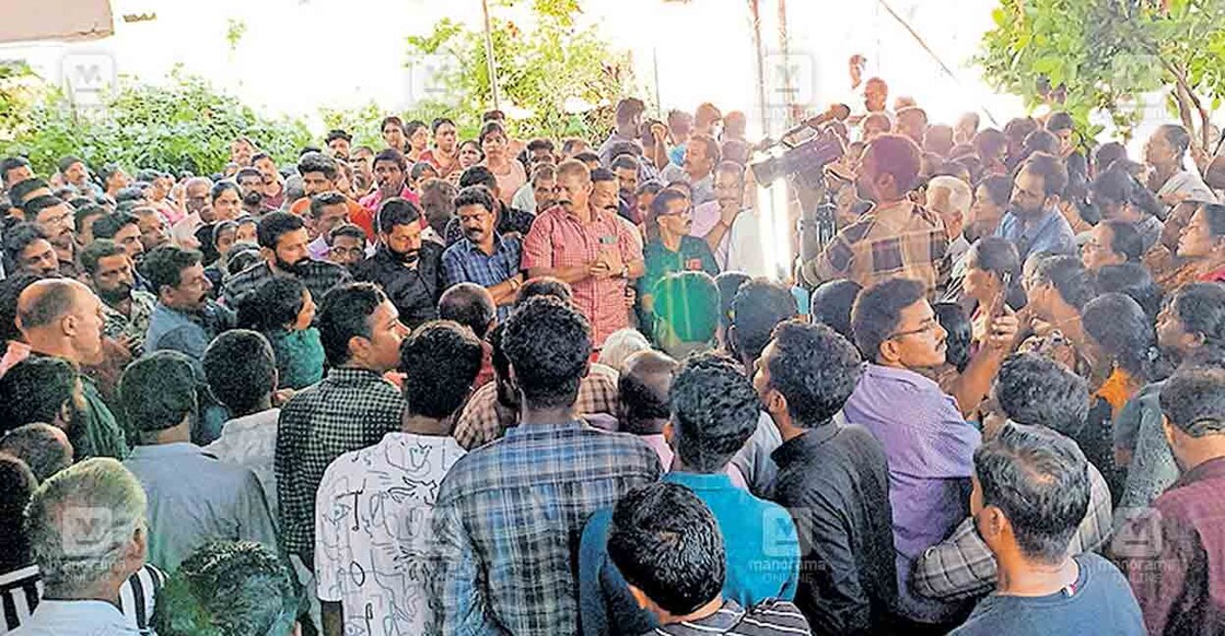 സ്കൂട്ടറും ലോറിയും കൂട്ടിയിടിച്ചുണ്ടായ അപകടത്തിൽ മരിച്ച എസ്എഫ്ഐ ജില്ലാ കമ്മിറ്റിയംഗം 

അനഘ പ്രകാശിന് അന്ത്യാഞ്ജലി അർപ്പിക്കാൻ എത്തിയവരുടെ തിരക്ക്.  