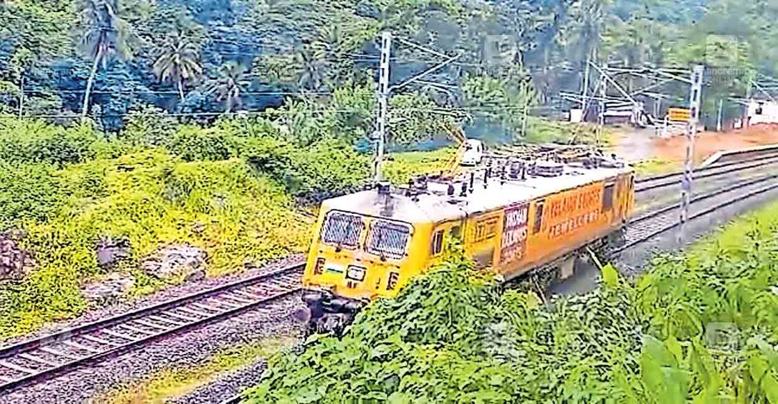 kollam-sengottai-punalur-train ചെങ്കോട്ട റെയിൽവേ ട്രാക്ഷൻ സബസ്റ്റേഷനിൽ നിന്നു വൈദ്യുതി ലഭ്യമാക്കി ഇന്നലെ ചെങ്കോട്ടയിൽ നിന്നു പുനലൂരിലേക്ക് പരീക്ഷണ ഓട്ടം നടത്തിയ എൻജിൻ ന്യൂ ആര്യങ്കാവ് റെയിൽവേ സ്റ്റേഷൻ ഭാഗത്തു കൂടി കടന്നുപോകുന്നു