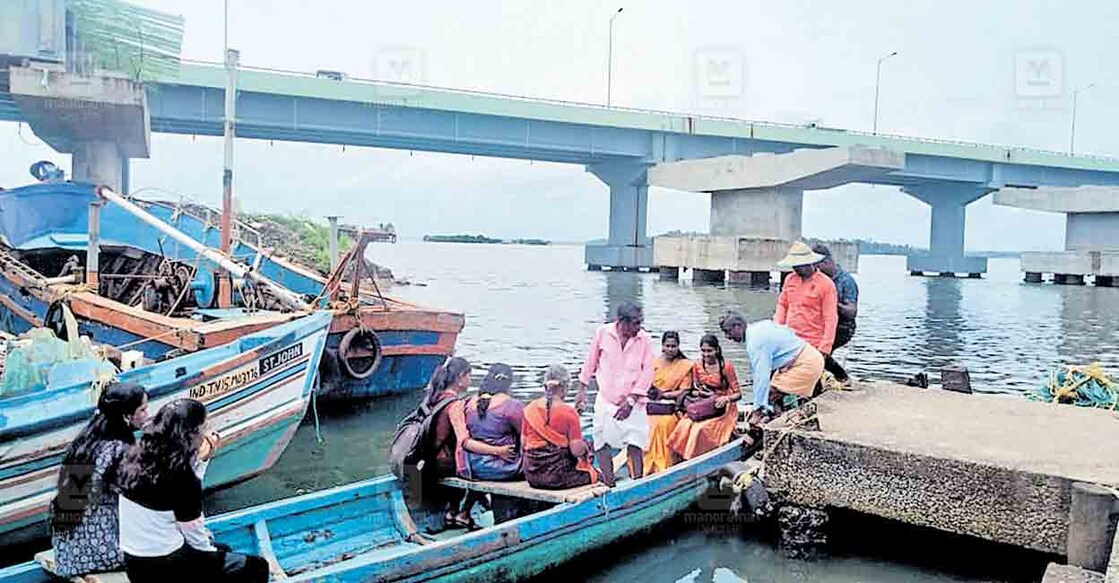 കാവനാട് കണിയാങ്കടവ് കടത്ത്.