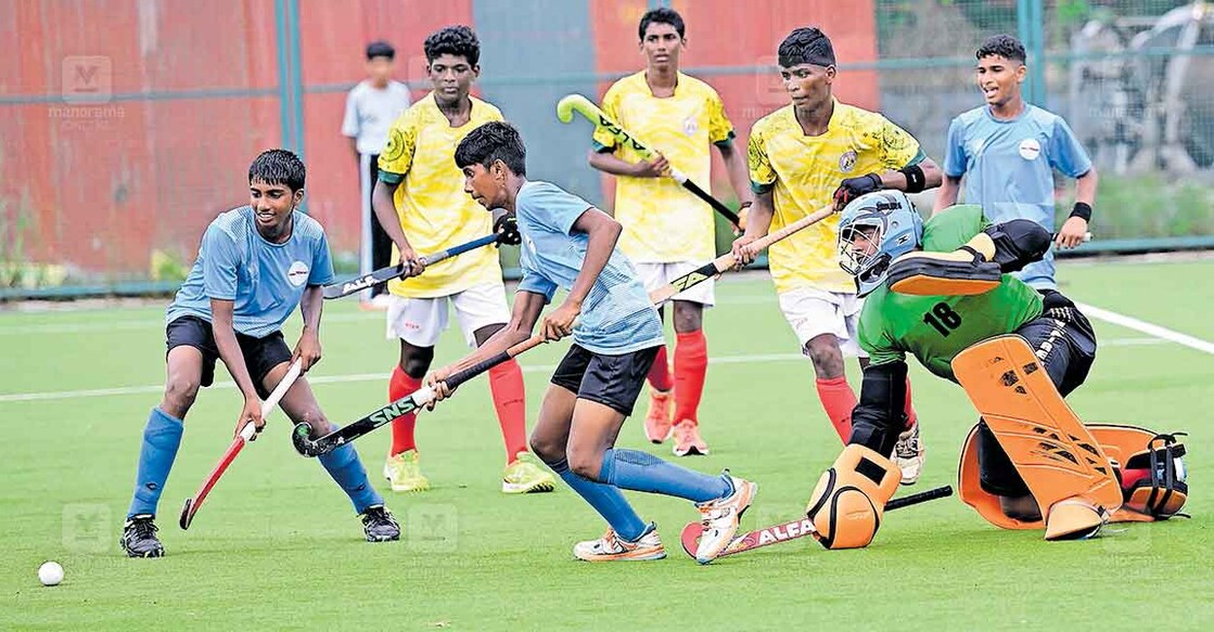 
കൊല്ലത്ത് നടക്കുന്ന ഹോക്കി ഇന്ത്യ സബ് ജൂനിയർ സൗത്ത് സോൺ ചാംപ്യൻഷിപ്പിൽ കേരളവും തമിഴ്നാടും തമ്മിൽ നടന്ന മത്സരത്തിൽ നിന്ന്. കേരളം (6–1) വിജയിച്ചു.   
ചിത്രം: മനോരമ  