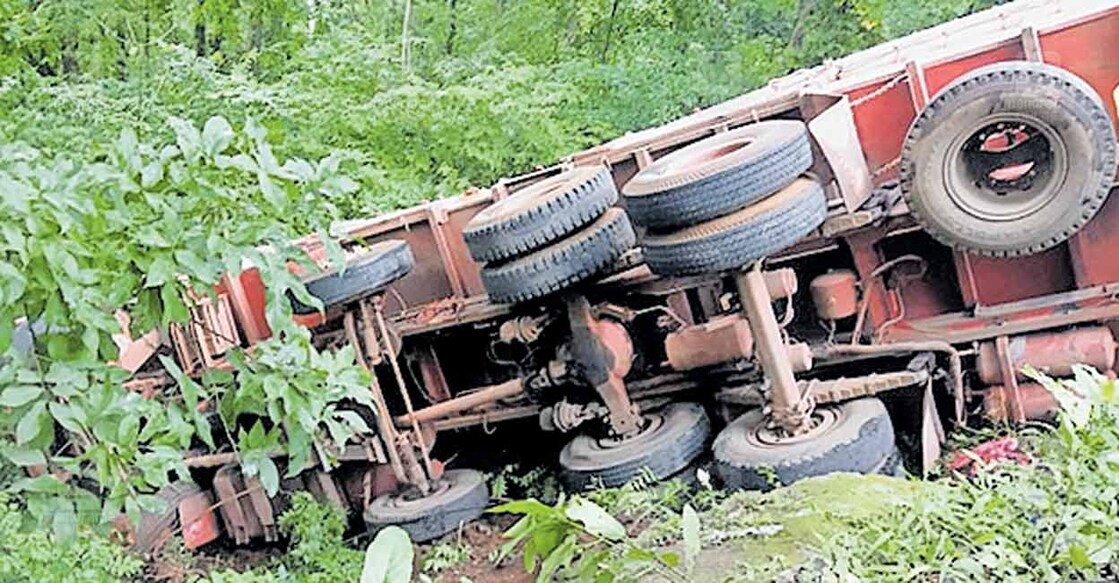 തെന്മല ഡാം രണ്ടാം വളവിൽ ചരക്കു ലോറി ഇന്നലെ പുലർച്ചെ കൊക്കയിലേക്കു മറിഞ്ഞപ്പോൾ.  