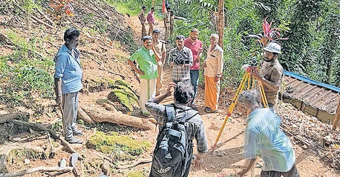 പിറവന്തൂർ തൊടീക്കണ്ടം – ചണ്ണയ്ക്കാമൺ – വലിയകാവ് ഭാഗത്തു കിടങ്ങ് നിർമിക്കുന്നതിന് അലൈൻമെന്റ് തയാറാക്കുന്നതിനു സർവേ തുടങ്ങിയപ്പോൾ.  