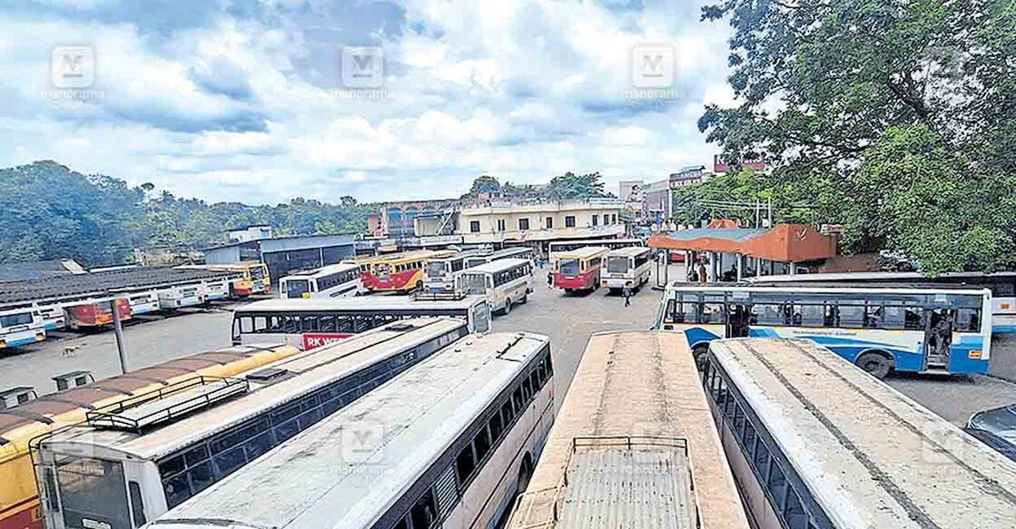 പുനലൂർ കെഎസ്ആർടിസി ഡിപ്പോ.  