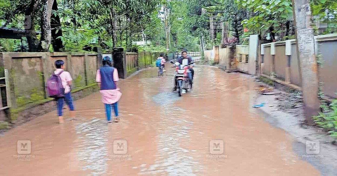 പന്മന ആറുമുറിക്കട – വലിയത്ത് ജംക്‌ഷൻ റോഡ് തകർന്ന് വെള്ളക്കെട്ടായപ്പോൾ. 