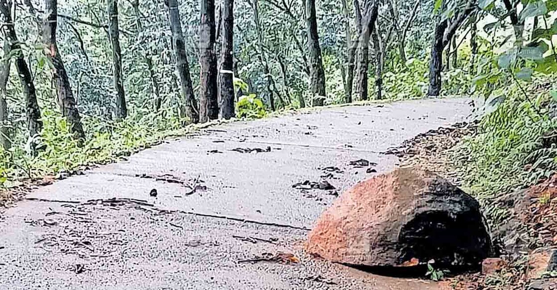 kollam-aryankaav ആര്യങ്കാവ് കഴുതുരുട്ടി തകരപ്പുര ആനച്ചാടി പാതയിൽ മഴയെത്തുടർന്ന് പാറ ഇളകി റോഡിലേക്കു വീണപ്പോൾ.