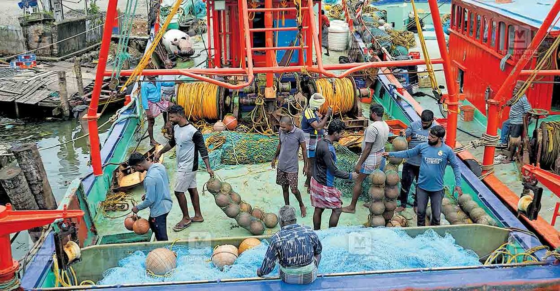 fishing-boat ട്രോളിങ് നിരോധനം അവസാനിച്ചതിനെത്തുടർന്ന് ശക്തികുളങ്ങര ഹാർബറിൽ നിന്നു കടലിൽ പോകാൻ തയാറെടുക്കുന്ന ബോട്ടുകൾ.ചിത്രം :മനോരമ
