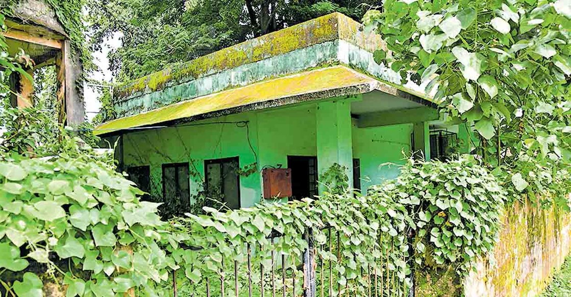 കൊല്ലം കുരീപ്പുഴയിലെ ജില്ലാ പുഷ്പ സംഭരണ വിപണന കേന്ദ്രം കാടുമൂടിയ നിലയിൽ. ചിത്രം: മനോരമ  

