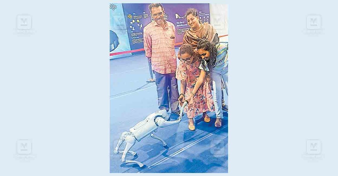 kollam-eletric-robot പ്രദർശനത്തിനെത്തുന്നവരെ
സ്വീകരിക്കുന്ന റോബോ
നായ്ക്കുട്ടി.