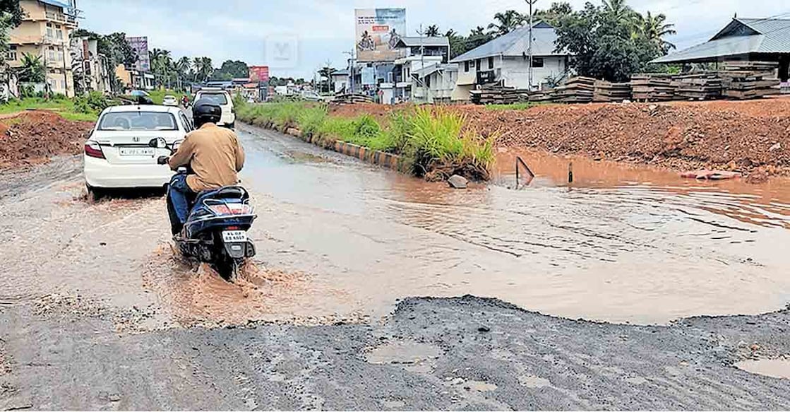 ദേശായപാത ചാത്തന്നൂർ വൈദ്യുതി ഭവനു സമീപത്തെ വെള്ളക്കെട്ട്.  