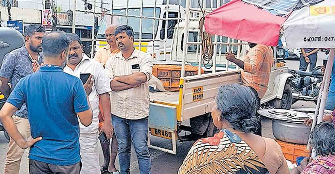 ഹൈക്കോടതി ഉത്തരവ് പ്രകാരം ദേശീയപാത കയ്യേറിയുള്ള മത്സ്യ ക്കച്ചവടം ഒഴിപ്പിക്കാനെത്തിയ പഞ്ചായത്ത് ഉദ്യോഗസ്ഥരെ സിപിഐ കുണ്ടറ മണ്ഡലം സെക്രട്ടറി സുരേഷ് കുമാർ തടയുന്നു.  
