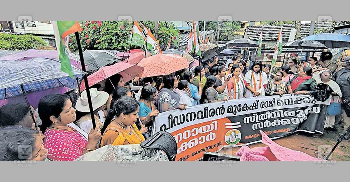 എം. മുകേഷ് എംഎൽഎ സ്ഥാനം രാജിവയ്ക്കണമെന്നാവശ്യപ്പെട്ട്  മഹിളാ കോൺഗ്രസ് കൊല്ലം ജില്ലാ കമ്മിറ്റി നടത്തിയ പ്രതിഷേധം ജെബി മേത്തർ എംപി ഉദ്ഘാടനം ചെയ്യുന്നു. കെപിസിസി രാഷ്ട്രീയകാര്യ സമിതിയംഗം ബിന്ദു കൃഷ്ണ സമീപം. 
