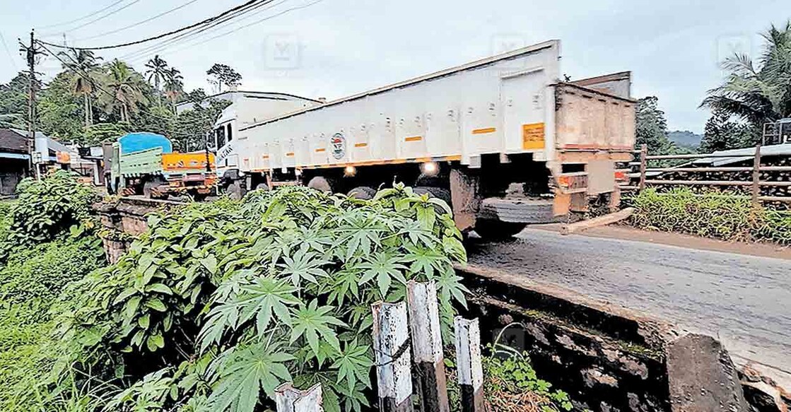 കൊല്ലം–തിരുമംഗലം ദേശീയപാതയിലെ പുനലൂർ വാളക്കോട് റെയിൽവേ മേൽപ്പാലം  
