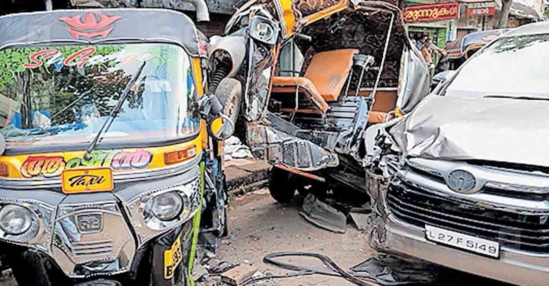 
ചിറ്റുമല ജംക്‌ഷനിൽ നിയന്ത്രണം വിട്ട കാർ ഓട്ടോറിക്ഷകളിലേക്ക് 
ഇടിച്ചു കയറിയ നിലയിൽ.  
