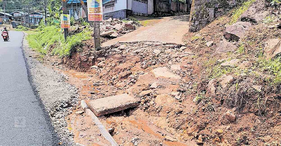 കടയ്‌ക്കൽ നിലമേൽ റോഡിൽ മൂലോട്ടി വളവിൽ അപകടക്കെണിയായ കുഴി.