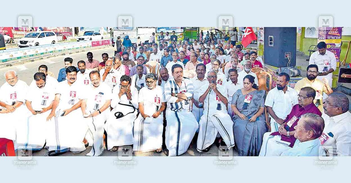 കൊല്ലത്തു നടന്ന സീതാറാം യച്ചൂരി അനുസ്മരണ യോഗത്തിൽ മുൻ മന്ത്രി പി.കെ. ഗുരുദാസൻ പ്രസംഗിക്കുന്നു. ഈച്ചംവീട്ടിൽ നയാസ് മുഹമ്മദ്, എക്സ്. ഏണസ്റ്റ്, എം. നൗഷാദ് എംഎൽഎ, എം.എച്ച്. ഷാരിയർ, ഫാ. ജോസ് ജോർജ്, കെ. വരദരാജൻ, ആർഎസ്പി സംസ്ഥാന സെക്രട്ടറി ഷിബു ബേബി ജോൺ, മേയർ പ്രസന്ന ഏണസ്റ്റ്, ജില്ലാ പഞ്ചായത്ത് പ്രസിഡന്റ് പി.കെ. ഗോപൻ, സിപിഎം ജില്ലാ സെക്രട്ടറി എസ്. സുദേവൻ, പ്രഫ. പി.ഒ.ജെ. ലബ്ബ തുടങ്ങിയവർ സമീപം. ചിത്രം: മനോരമ  