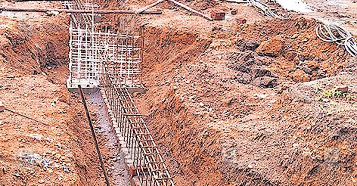 പുനലൂർ റെയിൽവേ സ്റ്റേഷൻ പാർക്കിങ് ഗ്രൗണ്ടിന്റെ മേൽക്കൂര നിർമാണം തുടങ്ങി