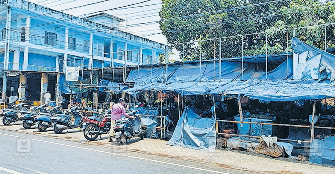 താൽക്കാലിക മേൽക്കൂരയിൽ പ്രവർത്തിക്കുന്ന പരവൂർ മാർക്കറ്റ്.  