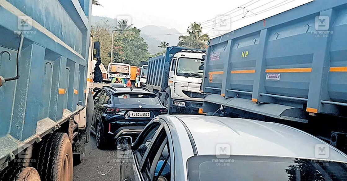 chenkotta-traffic ചെങ്കോട്ടയിലെ അപകടത്തെത്തുടർന്ന് ആര്യങ്കാവിലുണ്ടായ ഗതാഗതക്കുരുക്ക്. കഴിഞ്ഞദിവസം
രാത്രിയിലുണ്ടായ കുരുക്കു മാറിയത് ഇന്നലെ രാവിലെ ഒൻപതിനായിരുന്നു.